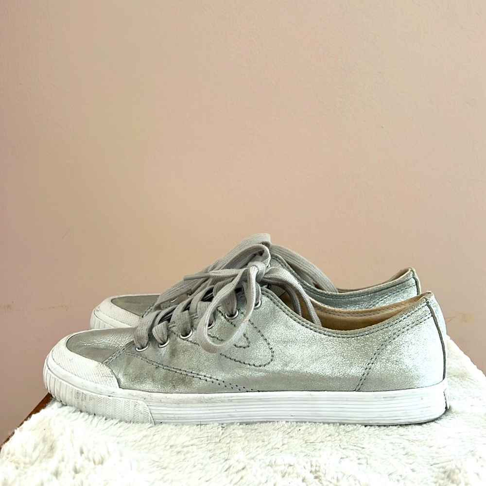 Soft Silver Tretorn Marley sneakers 7.5 in very good condition!